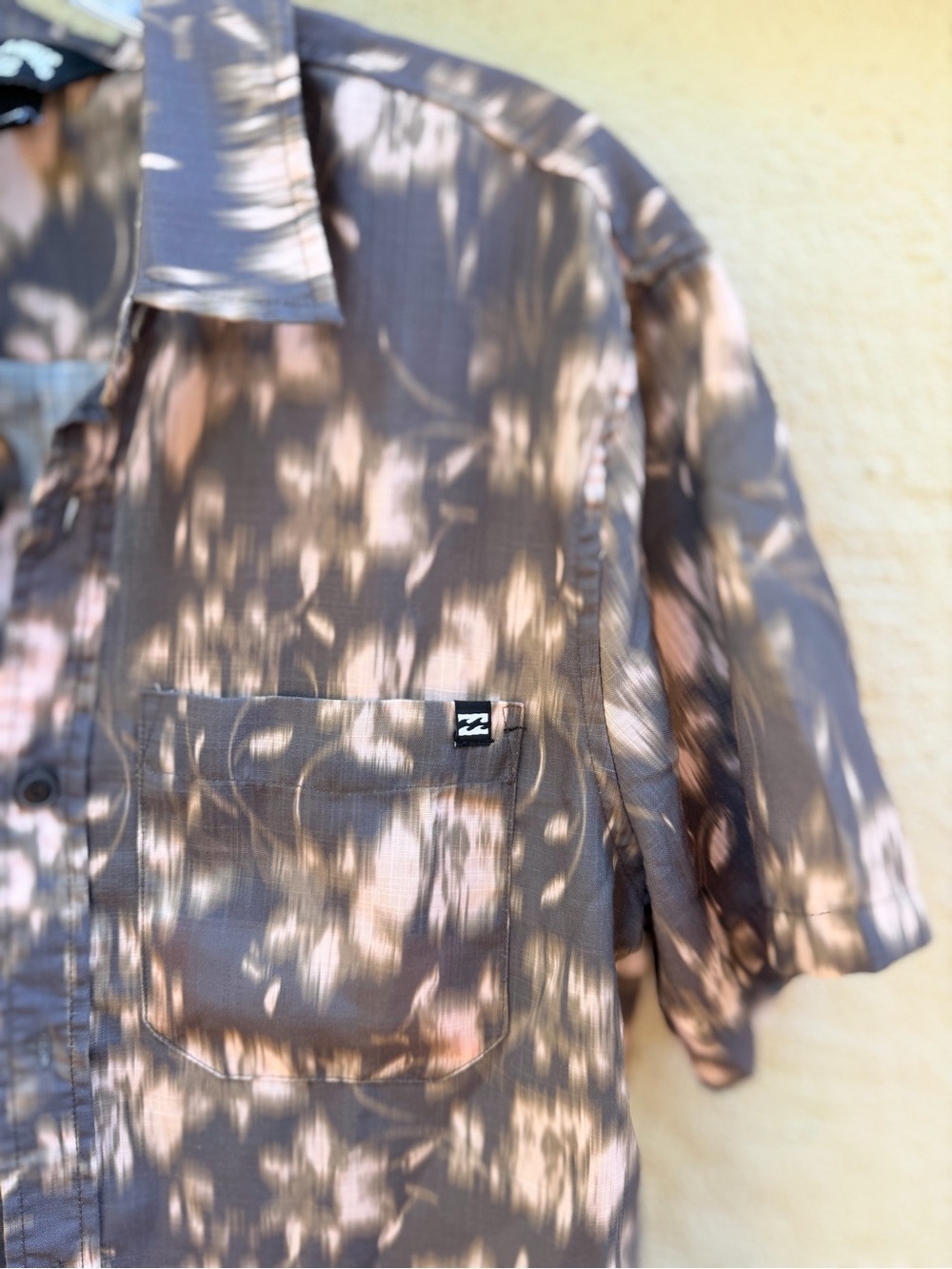 BILLABONG - Mens Button Down Shirt - size Medium